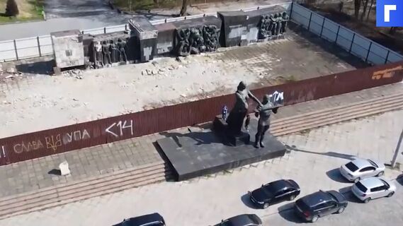 Во Львове начали демонтировать Монумент славы Советской армии