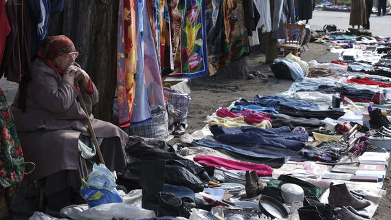 «Кое-что интересное можно найти»: какие блошиные рынки Петербурга притягивают людей, как магнит