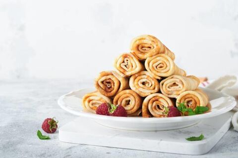 Беру бутылку и замешиваю тесто без комочков: блинчики тонкие, ажурные и не рвутся - украшение Масленицы