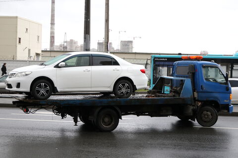 Почти 1300 машин «исчезли» с улиц Петербурга с начала года: их увезли за неправильную парковку