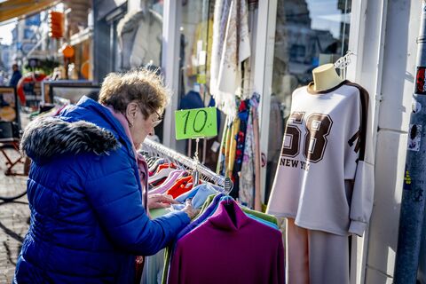 Почему продавцы в бутиках не замечают женщин старше 50: у них есть деньги, а у молодых - кредитки