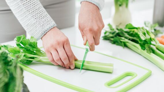 Как продлить свежесть сельдерея