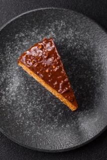 Пышный и сладкий пирог на кефире на скорую руку – проще не бывает: домочадцы будут уплетать за обе щеки