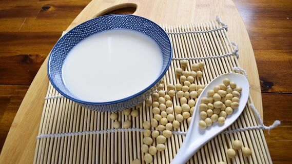 Кому не следует включать в свой рацион соевые продукты: советы доктора Мясникова