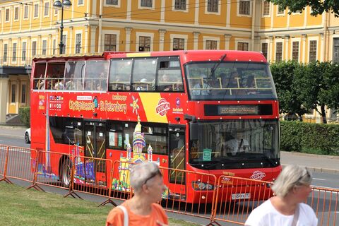 Автобус, туристы, красный, желтый, здание, улица, прохожие