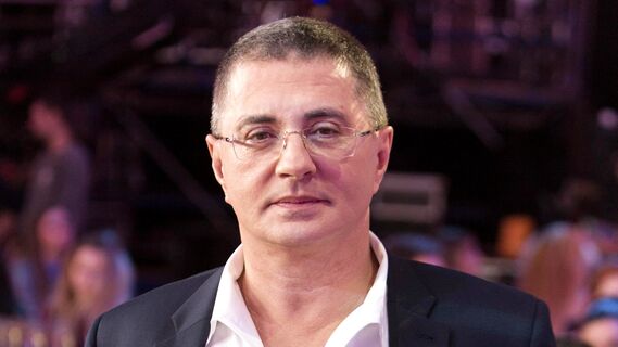 «Теряется форма лица»: Мясников предупредил о коварстве пластики 