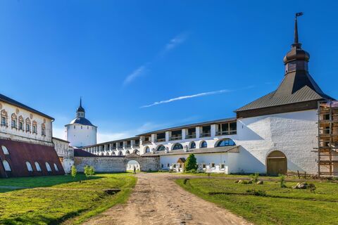 Крупнейший монастырь России и Европы: колокольня XVIII века, монастырская кухня, под стенами шикарное озеро