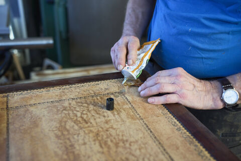 Соду в клей больше не добавляю - нашел способ лучше: 1 щепотка "пыли" - детали соединяются намертво