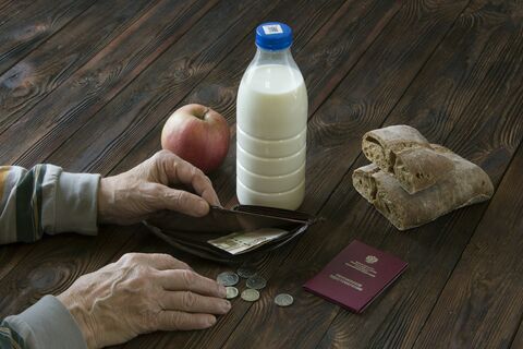 молоко, хлеб, деньги, руки человека