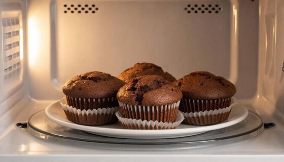 Шоколадные кексы за 7 минут в микроволновке — без духовки и возни: полезная вкусняшка