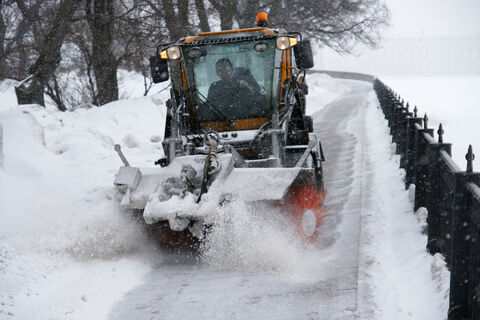 От 15 см снега до весеннего таяния: 40 тысяч кубов снега в день и чистые крыши остановок