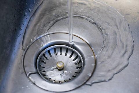 Не хуже вантуза и тросика: 1 вещь в слив - и засору конец, вода уходит с радостным свистом