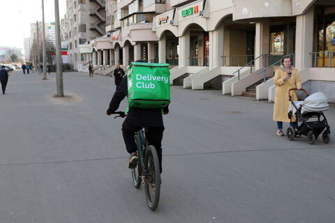 От самокатов к стандарту: что ждет петербургских доставщиков