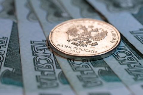 Минимальное пособие по уходу за ребёнком призвали повысить: сколько семей это на самом деле выручит