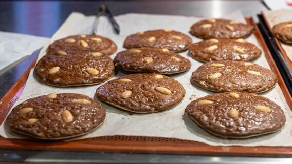 Какой стороной стелить пергамент на противень, чтобы еда не прилипала: хозяйкам объяснили важную деталь