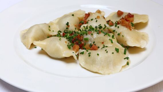 Как приготовить необычные вареники с гречкой и солеными огурцами