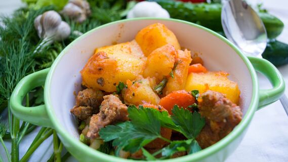 Так готовят мясо с картошкой шеф-повара: потом не остается гора посуды