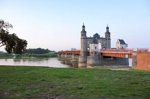 Город, в котором в XIX веке заключили мир, а в XX его границы перекроили: как он оказался разделен надвое