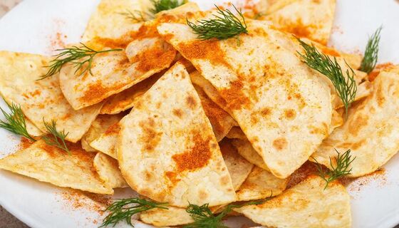 Бросаю лаваш в микроволновку и получаю вкуснейшие чипсы: идеальная закуска за 5 минут