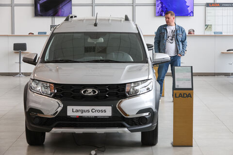 Не до поворотов: продажи Lada Largus урезали из‑за проблем с вращением руля