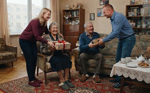 Когда поздравлять маму с Днем матери, а папу — с Днем отца в 2026 году: точные даты и лучшие идеи для подарка