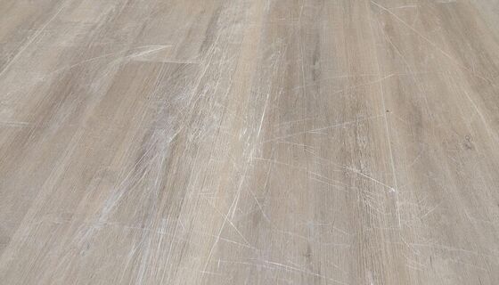 Не спешите менять ламинат: 4 дешёвых способа скрыть царапины за копейки