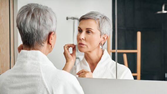 А вы этим мажетесь каждый день: какую косметику нужно выбросить после 45 лет