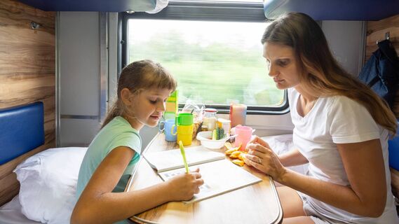 Вареные яйца оставьте дома: вот какие продукты подойдут для долгой поездки на поезде