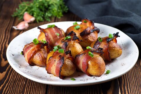 Добавляю всего один продукт — и кидаю картофель в духовку: ужин с ароматом копчёностей