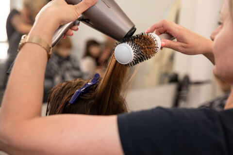 Как сделать объем волос от корней: даже из "5 волосинок" получится густая шевелюра – 3 лайфхака от профессионала