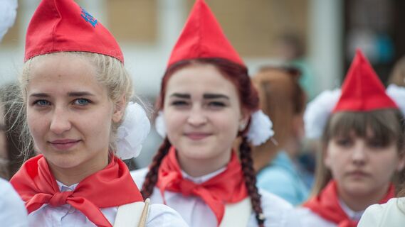 Дело не в идеологии: почему рукопожатия у советских пионеров были не в чести 
