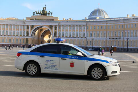 Петербургские подростки закружили парковку торгового центра в заносах и лишились машин