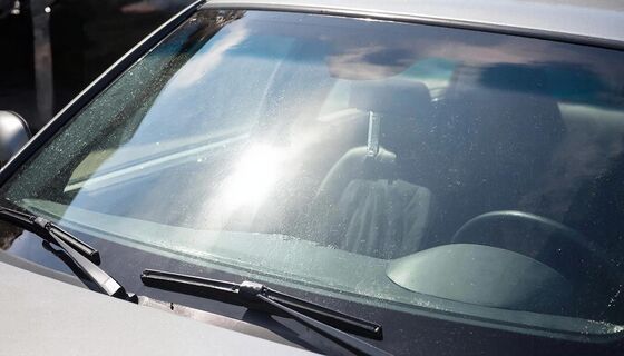 Мутное стекло и блики ночью? Простой способ вернуть идеальную прозрачность лобовому стеклу