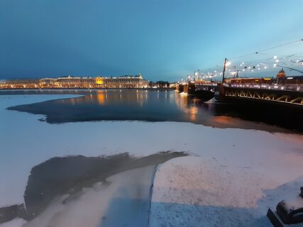 Нева вскрывается: река тает, спасатели бьют тревогу