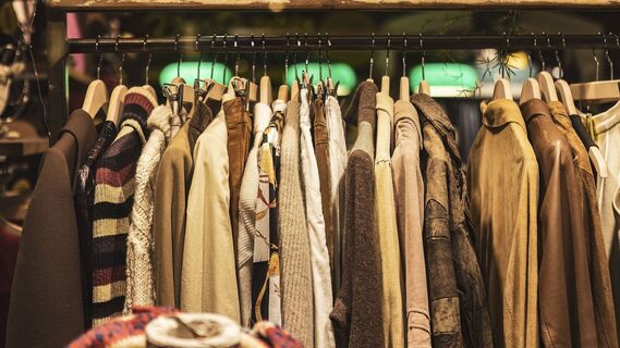 На осенней распродаже стоит купить эти три вещи: будете носить всю зиму