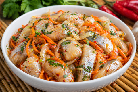 Без жарки и варки: рыба по-корейски готовится сама и получается нереально вкусной