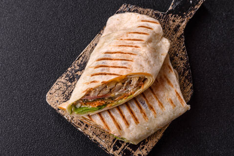 Вот как быстро приготовить домашнюю шаурму: необычная сочная начинка в хрустящем лаваше – не хватит и пары порций