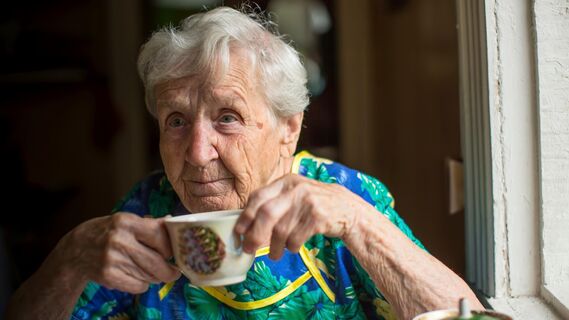 Эликсир долголетия на вашей кухне: 103-летняя женщина пила чай только так