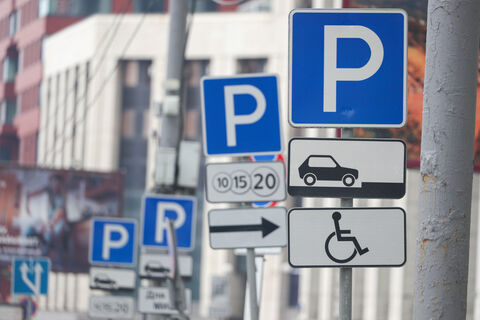 Дефицит парковок в центре Петербурга: жители требуют поднять цены до небес