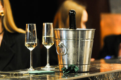 Шампанское в морозилке: пробка может выстрелить, а букет — исчезнуть