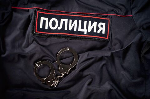 Полицейская чуть не застрелилась при разборке пистолета