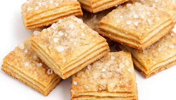 Самый простой рецепт слоеного печенья: 20 минут и гора вкусняшек к чаю готова