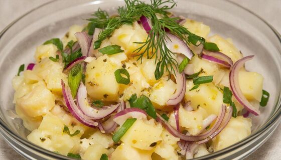 Картофельный салат без майонеза: простой рецепт, который уделал оливье
