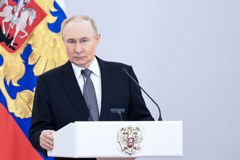 Не только матери: Путин освободил от обязательных работ и отцов-одиночек