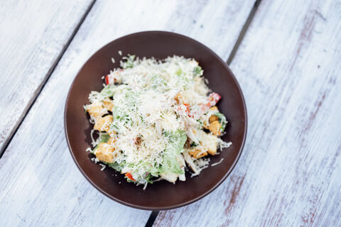 Салат "Ольга", который превзошел "Цезарь": понадобится пекинская капуста – идеально и на праздник, и на каждый день 