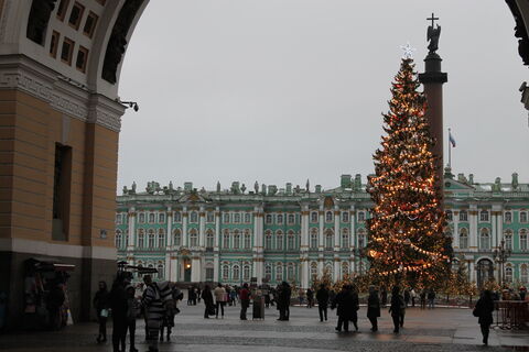 Праздник один, чек разный: на рождественских ярмарках Москвы и Петербурга цены расходятся вдвое