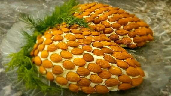 Салат «Шишка» украсит новогодний стол: выглядит очень эффектно