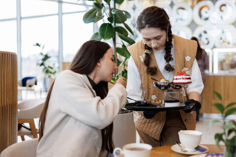 Официанты, кладовщики, экспедиторы: топ‑подработок Петербурга в 2026 году