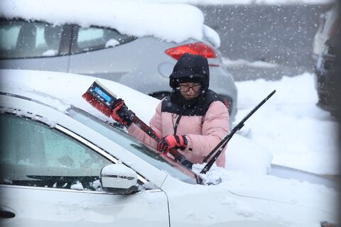 Один носок — и стекло прозрачнее воды: лайфхак от советских автомобилистов — идеально в марте и апреле