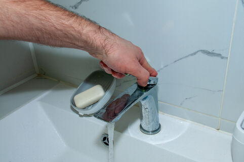 Мутная беда: петербургский депутат требует Роспотребнадзор отреагировать на вонь в кранах